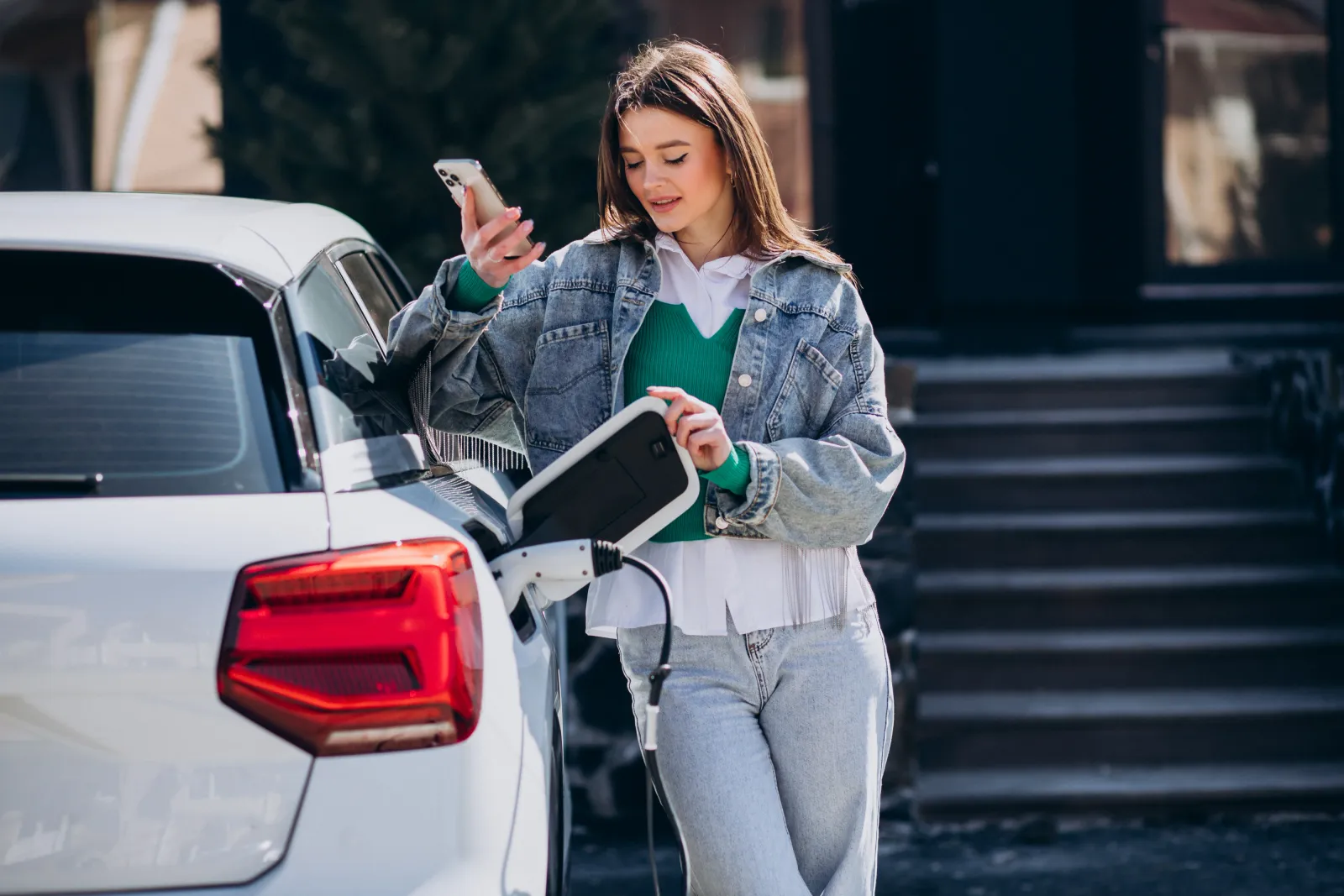 Mulher carregando um carro elétrico